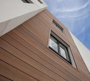 Apex PVC Cladding Boards | A Smarter Vinyl Siding Solution Composite Cladding Exterior Uk, Vinyl Siding Ideas Exterior, Vinyl Cladding, Pvc Cladding, Roof Cladding, Composite Cladding, Shiplap Cladding, Cladding Design, Cladding Materials