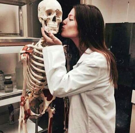 Kissing a skeleton in class. Medical Photography, Medical Quotes, Medical Pictures, Medical Student Motivation, Nurse Aesthetic, Med School Motivation, Medical Wallpaper, Medical Student Study, Medicine Student