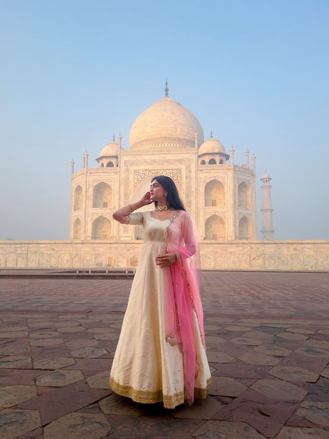 Long Shot Photography, Vrindavan Photography Pictures, Desi Fits, India Trip, Delhi Girls, Travel Pose, Photoshoot Style, Travel Picture Ideas, Dresses Traditional