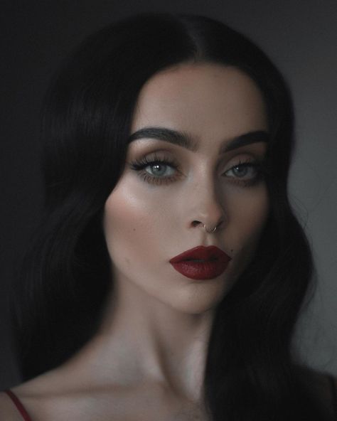 Johanna Herrstedt, Snow White Makeup, Look Grunge, Witch Makeup, White Makeup, Dark Makeup, Foto Poses, Pale Skin, Red Lipstick