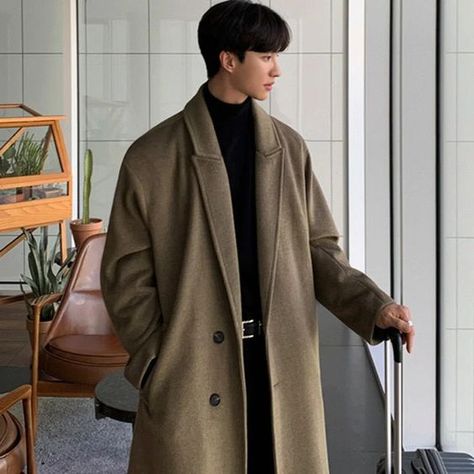 Hard and ugly fabric and the length of the pants super short measure 1.70 and I ordered it XL Coat Outfit Men, Windbreaker Fashion, Coat Korean, Olive Green Coat, Korean Winter, Men's Formal Style, Long Coat Jacket, Mens Winter Coat, Men's Casual Style