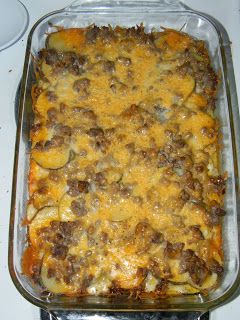 Hamburger Potato Casserole, Hamburger Dishes, Meat And Potatoes, Beef Casserole Recipes, Easy Casserole Recipes, Potato Casserole, Beef Dishes, Baking Dish, Casserole Dish