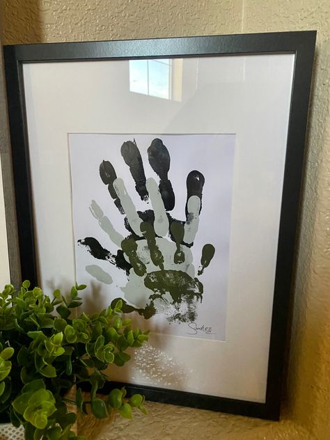 Family Hand Print Ideas Canvas, Handprint Picture Frame, Hand Print Picture Frame, Handprint Photo Frame, Handprint Canvas Family, Family Hand Painting Ideas, Hand Print Family Art, Family Hands Art, Family Handprint Art Canvas