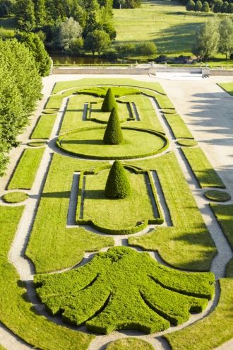 Formal Garden Design, Parterre Garden, Garden Hedges, Gardens Of The World, Topiary Garden, Formal Garden, Formal Gardens, French Garden, Outdoor Retreat