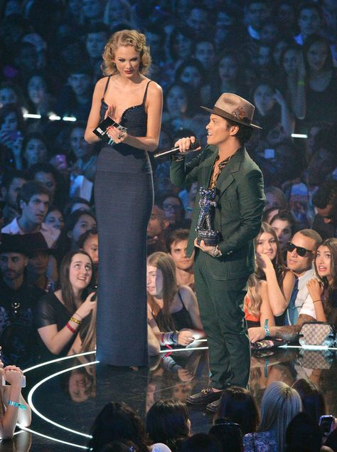 Being judged for wearing heels. | 32 Problems All Tall Girls Will Understand Taylor Swift Height, Tall People Problems, Tall Girl Problems, Girl Truths, People Problems, Tall People, Girl Problems, Only Girl, Top Funny