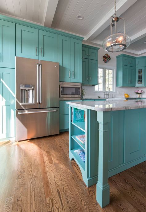 I’m telling you guys, my jaw literally dropped when I stumbled on this dreamy turquoise kitchen designed by Mikayla Valois of Riverhead Building Supply! The turquoise cabinets painted Sherwin… Turquoise Kitchen Cabinets, Turquoise Cabinets, Turquoise Kitchen Decor, Cottage Kitchen Design, Turquoise Kitchen, Blue Kitchen Cabinets, House Of Turquoise, House Supplies, Kitchen Design Decor