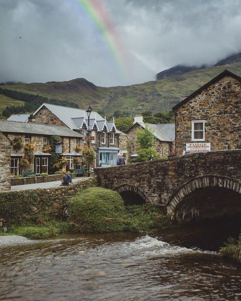 17.8k Likes, 150 Comments - Ramona (@monalogue) on Instagram: “Happy Sunday. I just woke up from an unintended nap and I am now trying to work out how it’s the…” Snowdonia National Park Wales, Snowdonia Aesthetic, Cosy Vibes, Snowdonia National Park, Dream Family, Wales Uk, Snowdonia, Tower Of London, North Wales