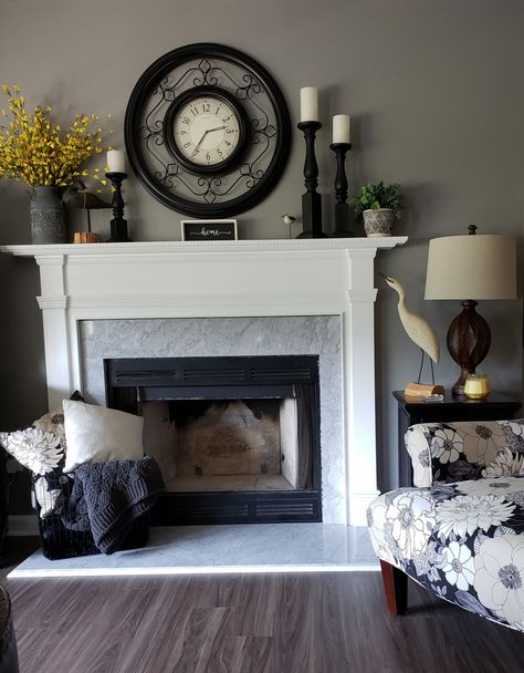 Elegant Fireplace Mantel Decor, Corner Brick Fireplace Ideas, Mantelpiece Styling, Clock Over Fireplace, Redo Fireplace, Mantelpiece Ideas, Mantle Decor With Tv, White Mantle Decor, Above Fireplace Ideas