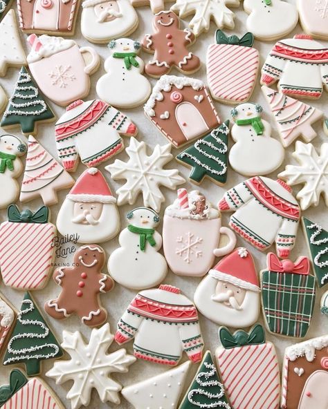 Read More: https://www.stylemepretty.com//www.stylemepretty.com/vault/image/6980329 Novogodišnji Kolači, Decorator Cookies, Christmas Sugar Cookies Decorated, Cute Christmas Cookies, Winter Cookie, Buy Cookies, Sugar Cookie Designs, Cookies Christmas, Xmas Cookies