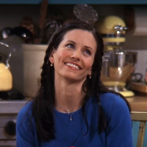 Friends monica hairstyle season 6 beautiful Monica Geller Hairstyles, Friends Aestethic, 90s Grunge Hairstyles, Friends Hairstyles, Monica Hairstyles, Friends Monica Geller, Monica Geller Outfits, Friends Icon, Monica Friends