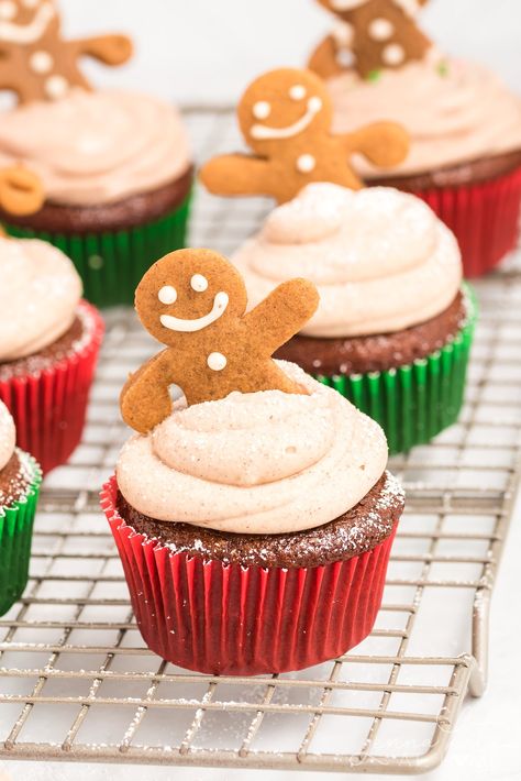 This gingerbread cupcake recipe is a delicious addition to any holiday dessert table! These moist cupcakes, topped with cinnamon cream cheese frosting, will be a new holiday favorite. Homemade Cupcake Recipes, Perfect Christmas Dinner, Moist Cupcakes, Gingerbread Cupcakes, Soft Gingerbread Cookies, Cinnamon Cream Cheese, Easy Holiday Desserts, Holiday Desserts Table, Holiday Baking Recipes