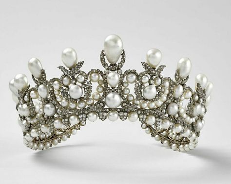 Royal Diamond, Royal Crown Jewels, Pearl Tiara, Royal Tiaras, Punk Princess, Diamond Tiara, Diamond Bows, French Jewelry, Diamond Jewel