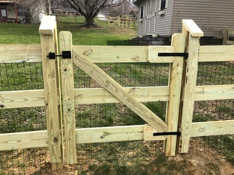 Post And Rail Fence Gate, Betta Fish Wallpaper, Liverpool Kop, Gate Inspiration, Property Gates, Post And Rail Fence, Backyard Gates, Garden Gate Design, Split Rail Fence