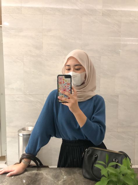 Outfit Utbk, Hijabi Poses, Outfit Ke Kampus, Lebaran Outfit, Selfie Hijab, Poses Standing, Ootd Jeans, Smart Casual Women Outfits, Smart Casual Women