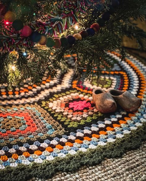 Granny Square Christmas Tree Skirt, Granny Square Tree Skirt, Granny Square Tree, Sew Christmas Gifts, Square Tree Skirt, Tree Skirt Crochet, Crochet Christmas Tree Skirt, Granny Square Christmas, Square Tree