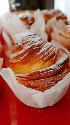 La recette des Cruffins. Cette viennoiserie moitié croissant moitié muffin qui fera croustiller votre café. Cruffin Recipe, Cronut, Desserts With Biscuits, Cooking Chef, Sweet Pastries, Bread And Pastries, Crockpot Recipes Easy, Food Cakes, Cheap Meals