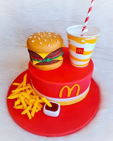 Mc Donald Cake, Mcdonalds Cake, Cheeseburger Cake, Mc Donald, Ketchup, Cake Ideas, Cheeseburger, Diaper Cake, Fondant