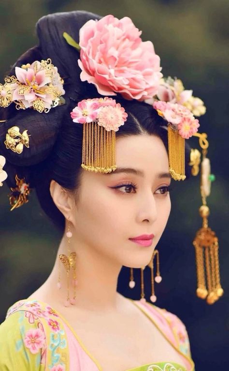 The Empress Of China, Chinese Lady, Empress Of China, Fan Bingbing, Flowers In Her Hair, National Costume, Hair Combs, Asian Outfits, Jolie Photo