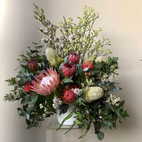 Australian native display Wedding Alter Flowers, Native Christmas, Alter Flowers, Wedding Alters, Australian Flowers, Green Themed Wedding, Native Australians, Australian Plants, Australian Native