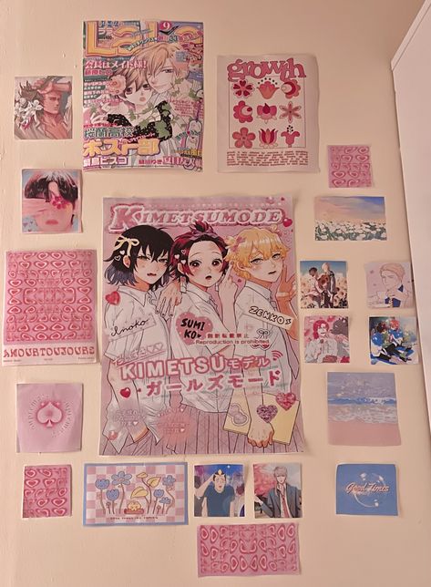 Anime Poster Wall Bedroom Ideas, Anime Gallery Wall, Shoujo Bedroom, Poster Set Up Ideas, Anime Desk Decor, Otaku Aesthetic, Diy Room Decor For Teens, Otaku Room, Photo Wall Decor