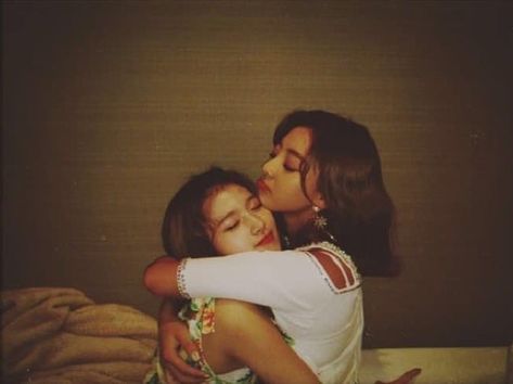 Tzuyu And Sana, Friends Hugging, Sana Jihyo, Chou Tzuyu, Twice Jihyo, Twice Kpop, Only Girl, Book Projects, Friends Poses