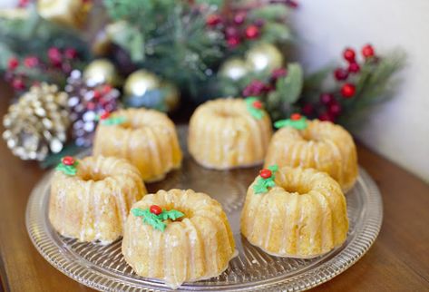 Eggnog Mini Bundt Cakes, Christmas Mini Bundt Cakes Holidays, Christmas Mini Bundt Cakes, Christmas Bundt Cake Ideas, Christmas Bundt Cakes, Salted Caramel Icing, Dash Recipes, Mini Bundt Cakes Recipes, Chocolate Chip Bundt Cake