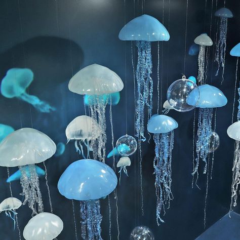 Ocean Birthday Theme, Jellyfish Decoration, Blue Birthday Themes, Blue Party Themes, Hanging Jellyfish, Ocean Theme Decorations, Jellyfish Decorations, Ocean Theme Birthday, Blue Party Decorations