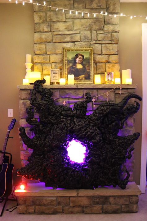 Stranger Things- themed portal to upside down and memorial to Barb (may she rest in peace...) Diy Upside Down Portal, Upside Down Halloween Decorations, Upside Down Party Theme, Stranger Things Upside Down Portal, Stranger Things Portal Diy, Halloween Stranger Things Decorations, Stranger Things Decoration Party, Stranger Things Door Decorations, Diy Stranger Things Decor