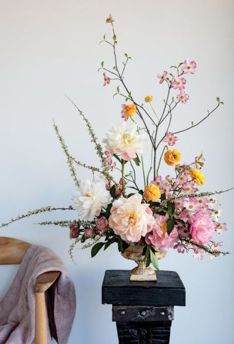 Here's how to make the perfect Spring flower arrangement. Spring Flower Arrangements Centerpieces, Flower Bouquet Vase, Spring Flower Arrangements, Flowers Arrangements, Trendy Flowers, Deco Floral, Wedding Flower Arrangements, Spring Flower, Floral Centerpieces