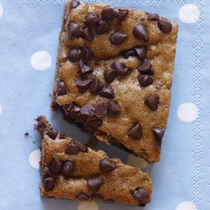 Modified the Woman's Day recipe to make it healthier. Swapped the brown sugar for Splenda's Brown Sugar, used Fairlife skim for the milk and Lily's dark chocolate baking chips for the mini chips. Comes to 2 to 3 points per each, depending how many chips you use (I was too lazy to count how many fit in a cup, I guestimated at 240, it came out to 2 points per serving, 3 points for 2! I Monkey Bars Recipe, Low Carb Protein Bars, Protein Bar Recipes, Monkey Bars, Bars Recipe, Brownie Bar, Mini Chocolate Chips, Cookie Cake, How To Make Chocolate