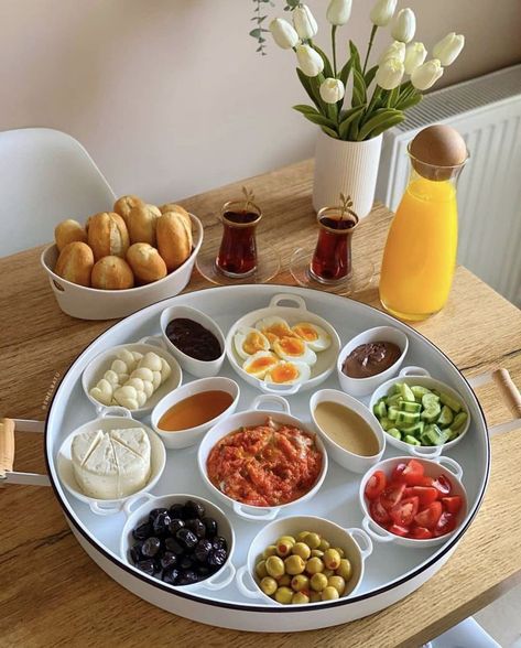 Breakfast Presentation, Food Set Up, Breakfast Platter, Catering Ideas Food, Delicacy Food, Healthy Lifestyle Food, Food Displays, Buffet Food, Food Platters