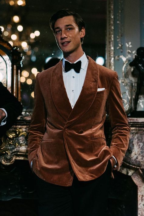 Love the rich look of this velvet jacket and bow tie combination for a men's NYE outfit. Glamorous Men Fashion, Christmas Suits For Men, New Years Eve Casual Outfit, New Years Eve Party Outfits, New Years Eve Outfits Parties, Bespoke Jacket, Party Outfit Men, Velvet Tuxedo, Fall Fashion Skirts