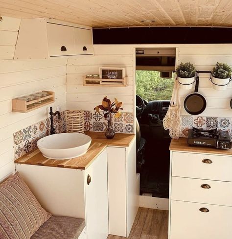 Husbil Makeover, Vanlife Travel, Diy Camper Van, Supraviețuire Camping, Converted Vans, Interior Boho, Drømme Liv, Caravan Renovation, Kombi Home