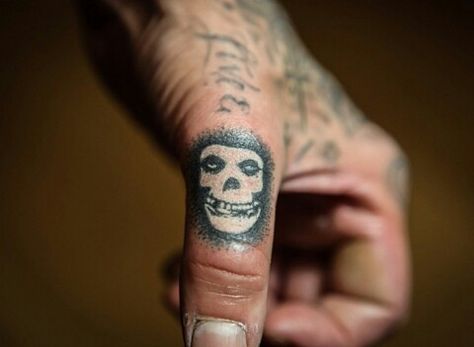 Travis Barker's newest tat Misfits Skull Tattoo, Misfits Tattoo Flash, Danzig Tattoo, Travis Barker Tattoos, Misfits Tattoo, Self Made Tattoo, Tattoo Pieces, Thumb Tattoos, Finger Tats