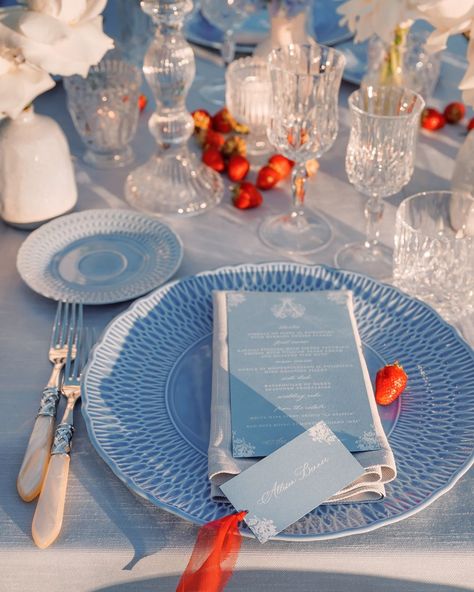 Flowersliving 🌸 Marta Petrioli | Light blue with touches of strawberry fruits 🍓 for this amazing intimate wedding table decor ♥️ . .. … …. ….. Planning&design… | Instagram Intimate Wedding Table, Mismatched Bridesmaid Dresses Blue, Destination Wedding Themes, Blue Table Settings, Wedding Centerpiece Ideas, Beautiful Wedding Centerpiece, Destination Wedding Italy, Red Wedding Theme, Reception Tablescapes