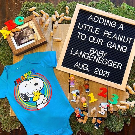 Peanuts, Snoopy, Charlie Brown Snoopy Gender Reveal, Snoopy Baby Shower Theme, Charlie Brown Baby, Snoopy Baby Shower, Snoopy Baby, Announcement Pictures, Baby Announcement To Husband, Baby Snoopy