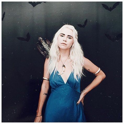 Courtney Trop wears a blue dress and bold jewelry for a Mother of Dragons costume. Khaleesi Costume, Blonde Halloween Costume, Blonde Halloween Costumes, The Mother Of Dragons, Winter Costume, Hair Halloween, Hair Blond, Diy Halloween Costumes Easy, Platinum Hair