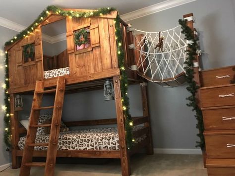 Tree House Bunk Bed with Rope Bridge and drawer stairs Bunk Bed Fort, Drawer Stairs, Tree House Bunk Bed, Treehouse Kids, Tree House Bedroom, Treehouse Bedroom, Bunk Bed Decorating Ideas, Bunk Bedroom, Tree House Bed