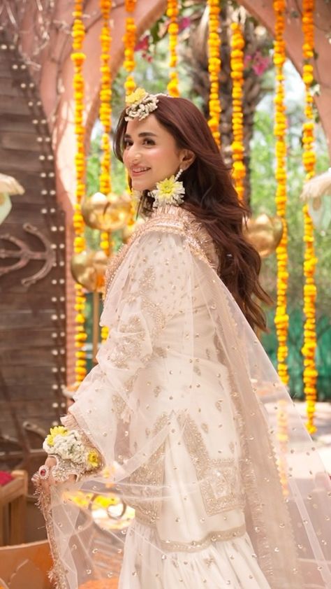 Yumna Zaidi Bridal Shoot, Haldi Poses, Nikah Wedding, Aesthetic Usernames, Tere Bin, Haldi Outfits, Desi Aesthetics, Bride Photos Poses, Wahaj Ali