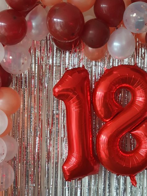 Purple And Red Birthday Party Ideas, 18th Birthday Party Ideas Red, Red Birthday Party Decorations, Bolo Taylor Swift, 21st Birthday Party Themes, 18th Birthday Party Themes, Red Birthday Party, 18th Birthday Decorations, Harry Birthday