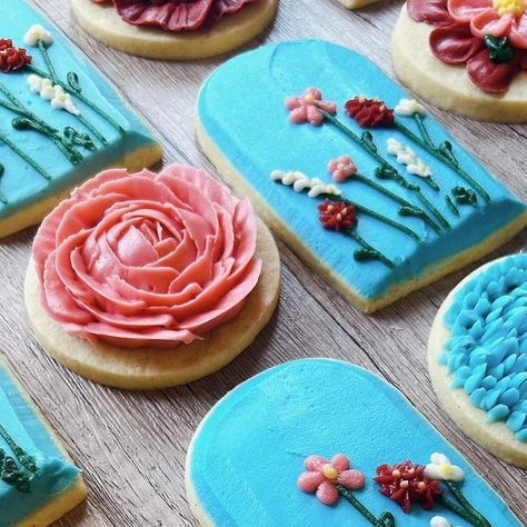 Andrea Ley Coombs on Instagram: "Simple florals. In buttercream. . . #floralcookies #flowerbuttercream #buttercreamflowers #cookies #decoratingcookies #wildflowercookies" Buttercream Decorated Cookies, Wildflower Cookies, Buttercream Decorating, Decorative Cookies, Best Sugar Cookies, Buttercream Flowers, Flower Cookies, Decorated Cookies, Sweet Sixteen