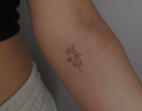 Minimalist Hibiscus Flower Tattoo, Dainty Flower Forearm Tattoo, Dainty Flower Tattoo Placement, Tricep Flower Tattoo, Small Flower Tattoos Arm, Small Dainty Flower Tattoos, Tattoo Designs For Women Meaningful, Small Flower Tattoo Placement, Mini Tattoos Flower