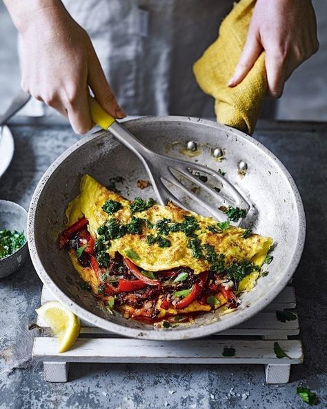 Sausage Omelette, Salsa Verde Recipe, Verde Recipe, Pasti Sani, Omelette Recipe, Delicious Magazine, Spicy Sausage, Breakfast Brunch Recipes, Salsa Verde