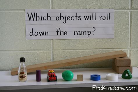 What can preschoolers learn from ramps? How about the beginnings of motion, speed, distance... Vetenskapliga Experiment, Kindergarten Montessori, Pre-k Science, Science Area, Preschool Stem, Kid Science, Transportation Preschool, Force And Motion, Creative Curriculum