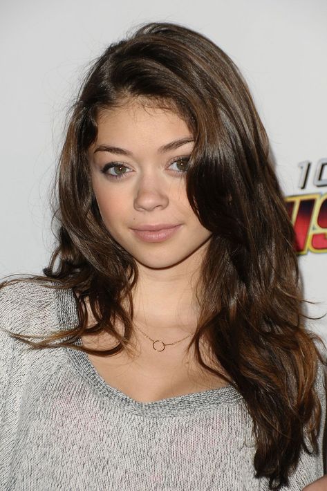 You Have To See Sarah Hyland’s Beauty Evolution #refinery29 Haley Modern Family, Modern Family Haley, Sarah Hyland, Beautiful Love Pictures, Photo Makeup, Cowgirl Outfits, Interesting Faces, Modern Family, Birthday Photos