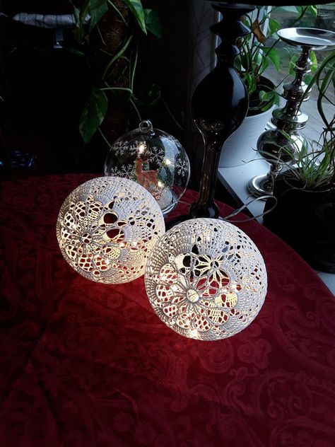 Crochet Ball Pattern Free, Light Balls Diy, Handcrafts Ideas, Crochet Christmas Lights, Lace Tutorial, Crochet Christmas Garland, Crochet Decorations, Christmas Crochet Blanket, Doilies Crafts