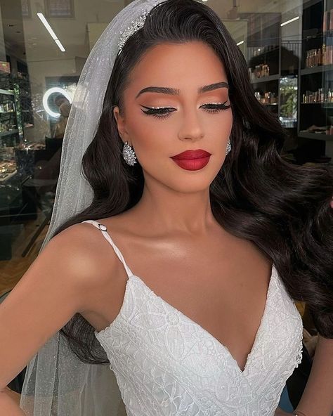 Brides Makeup Look, Luxury Wedding Makeup, Bridal Hair Retro, Wedding Makeup Dark Lip, Full Glam Bride Makeup, Heavy Makeup Look Wedding, Full Glam Bridal Makeup, Red Lips Wedding, Makeup Novia