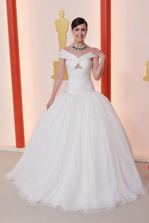 See what all your favorite Hollywood stars wore to the 2023 Oscars. 2023 Oscars, Oscars 2023, Giambattista Valli Haute Couture, Oscars Red Carpet, Red Carpet Outfits, Sofia Carson, Michelle Williams, Ashley Graham, Austin Butler