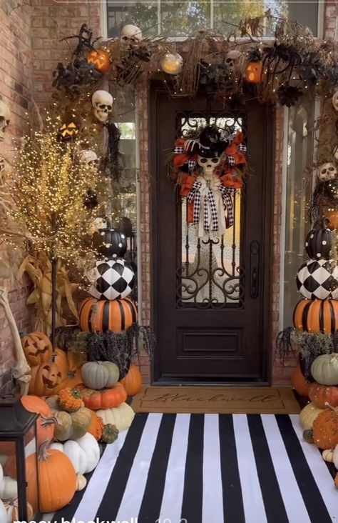 House Christmas Decorations, Halloween Front Doors, Outdoor House, Halloween Front Porch, Halloween Village, Halloween Porch, Halloween Trees, Theme Halloween, Halloween Items