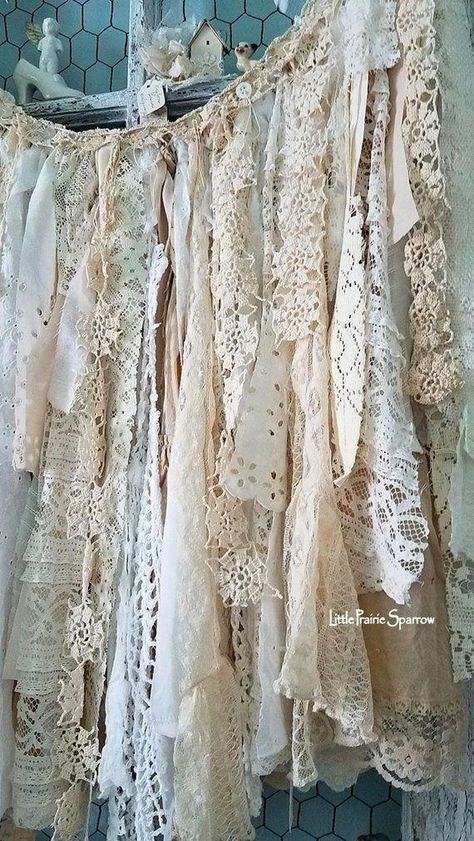 Diy Shabby Chic Decor Bedroom, Shabby Chic On A Budget, Shabby Chic Wedding Cake, Chic Wedding Cake, Lace Garland, Shabby Chic Decor Bedroom, Rag Garland, Estilo Shabby Chic, Shabby Chic Curtains